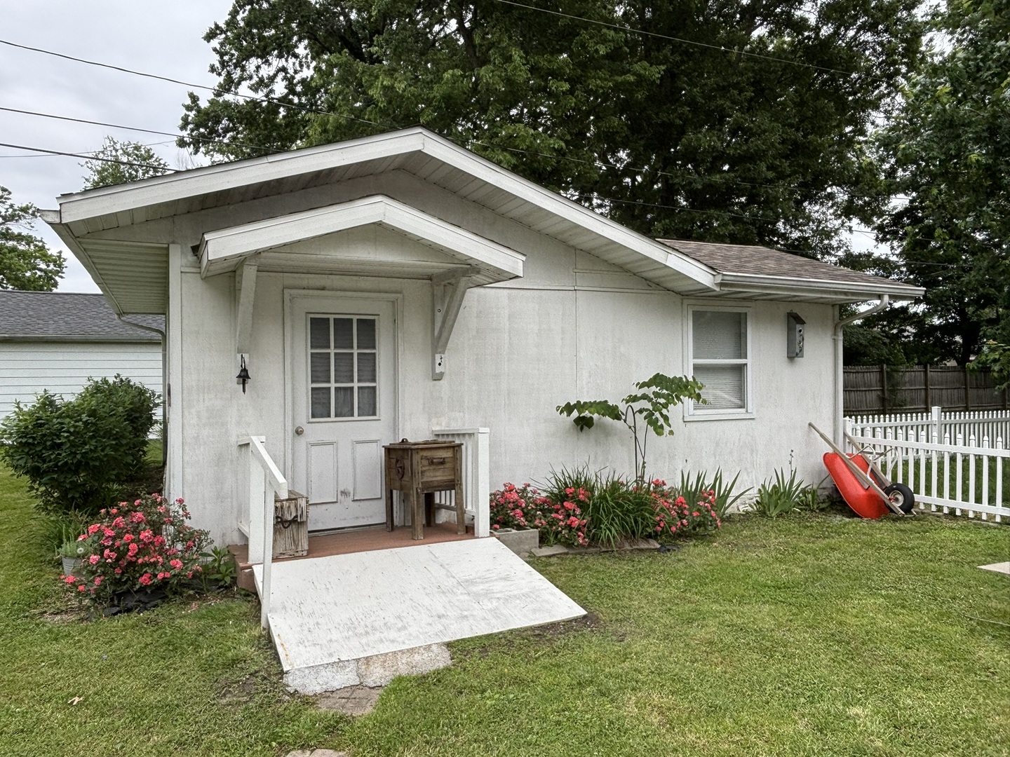 440 North Indiana Avenue Salem, IL 62881 - Photo 15 of 15 a front view of a house with garden