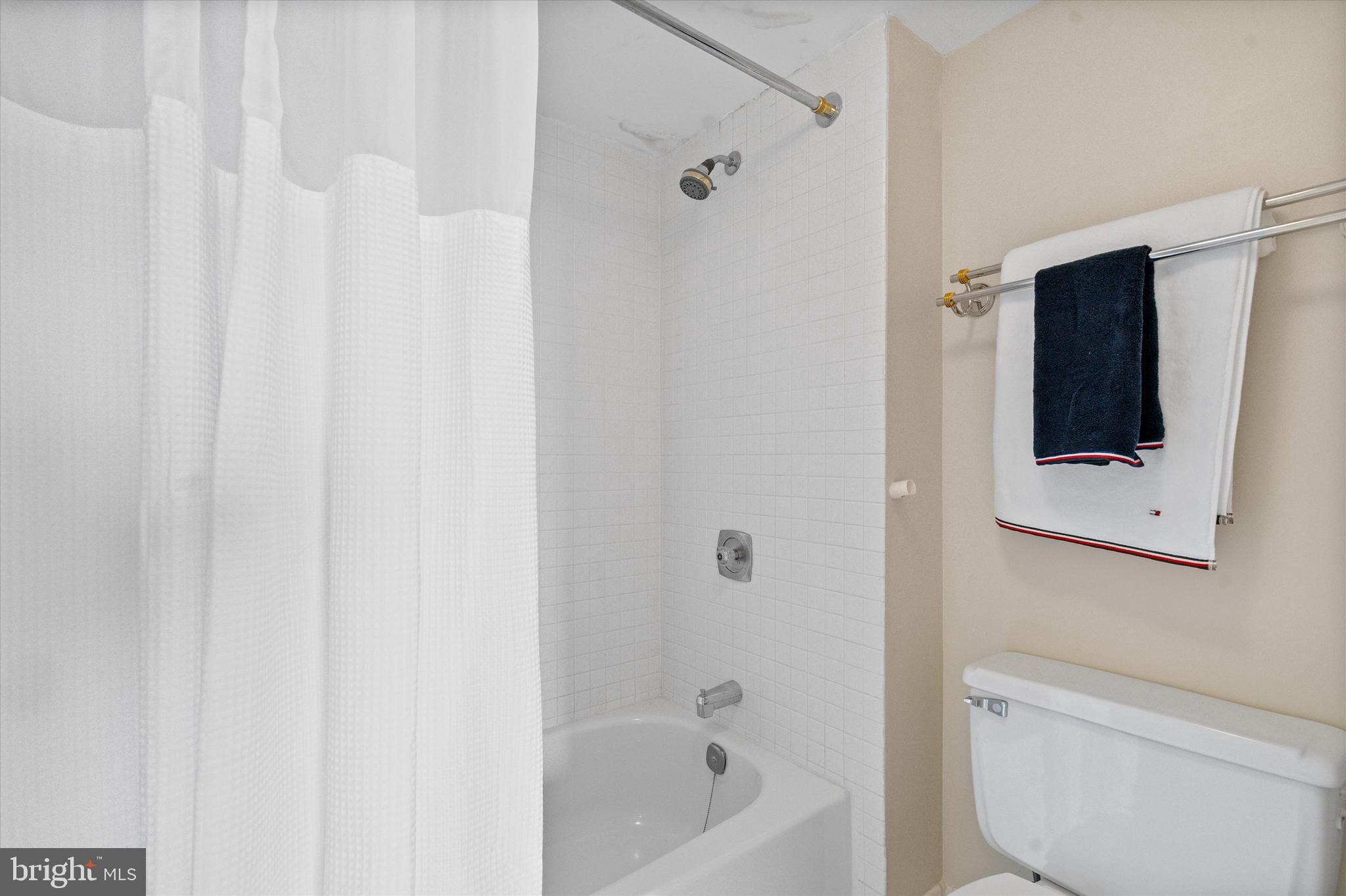 5501 Seminary Road, Unit 2005S Falls Church, VA 22041 - Photo 14 of 39 Primary Bathroom
