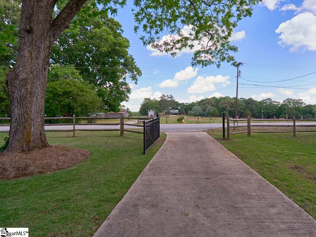 2244 Fairview Road Fountain Inn, SC 29644 - Photo 4 of 36