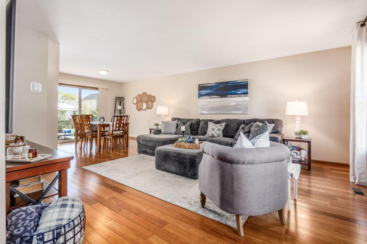 337 Holly Grove Road Lewis Center, OH 43035 - Photo 5 of 50 Living Room