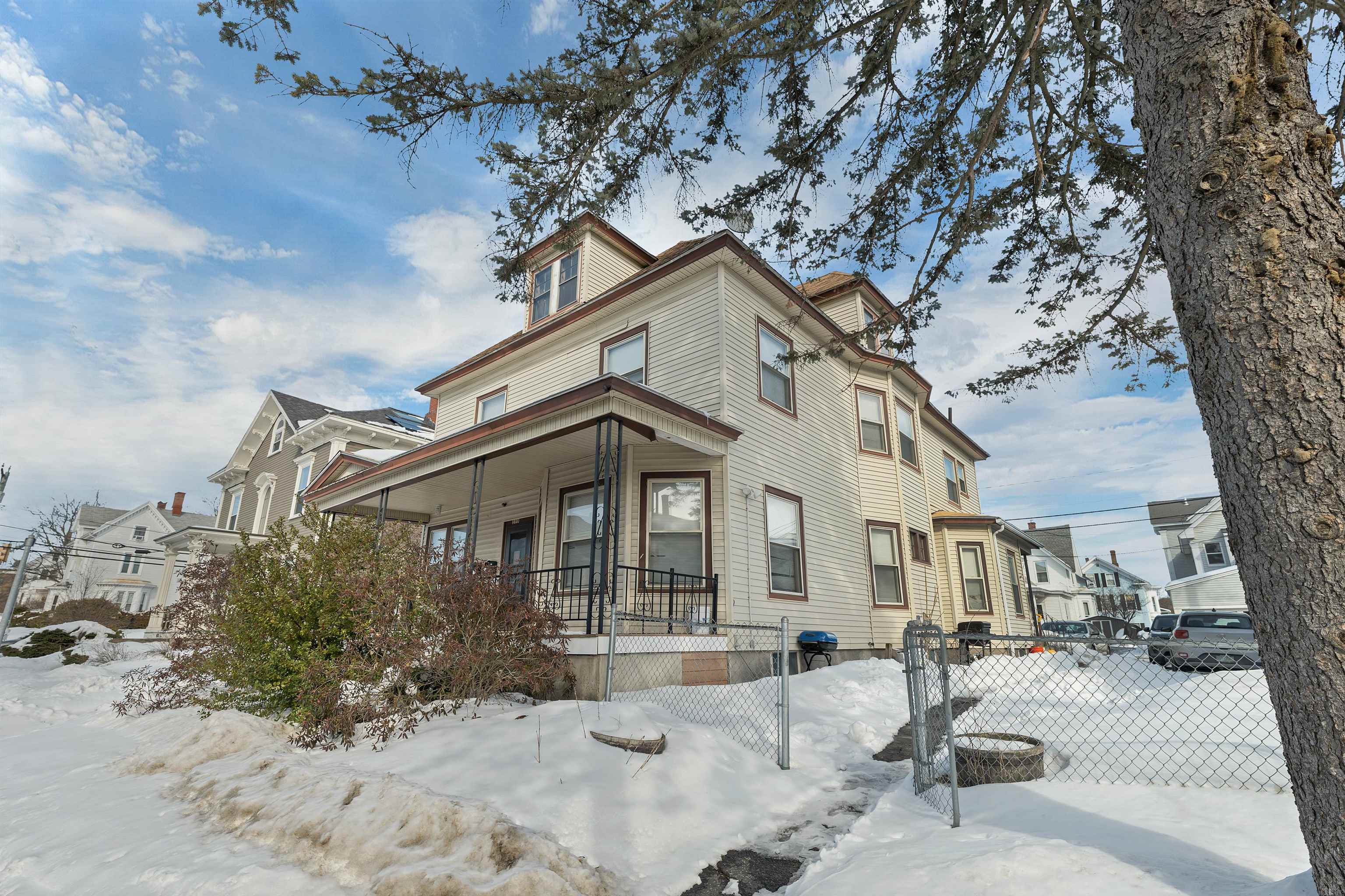 599 Beech Street Manchester, NH 03104 - Photo 4 of 56