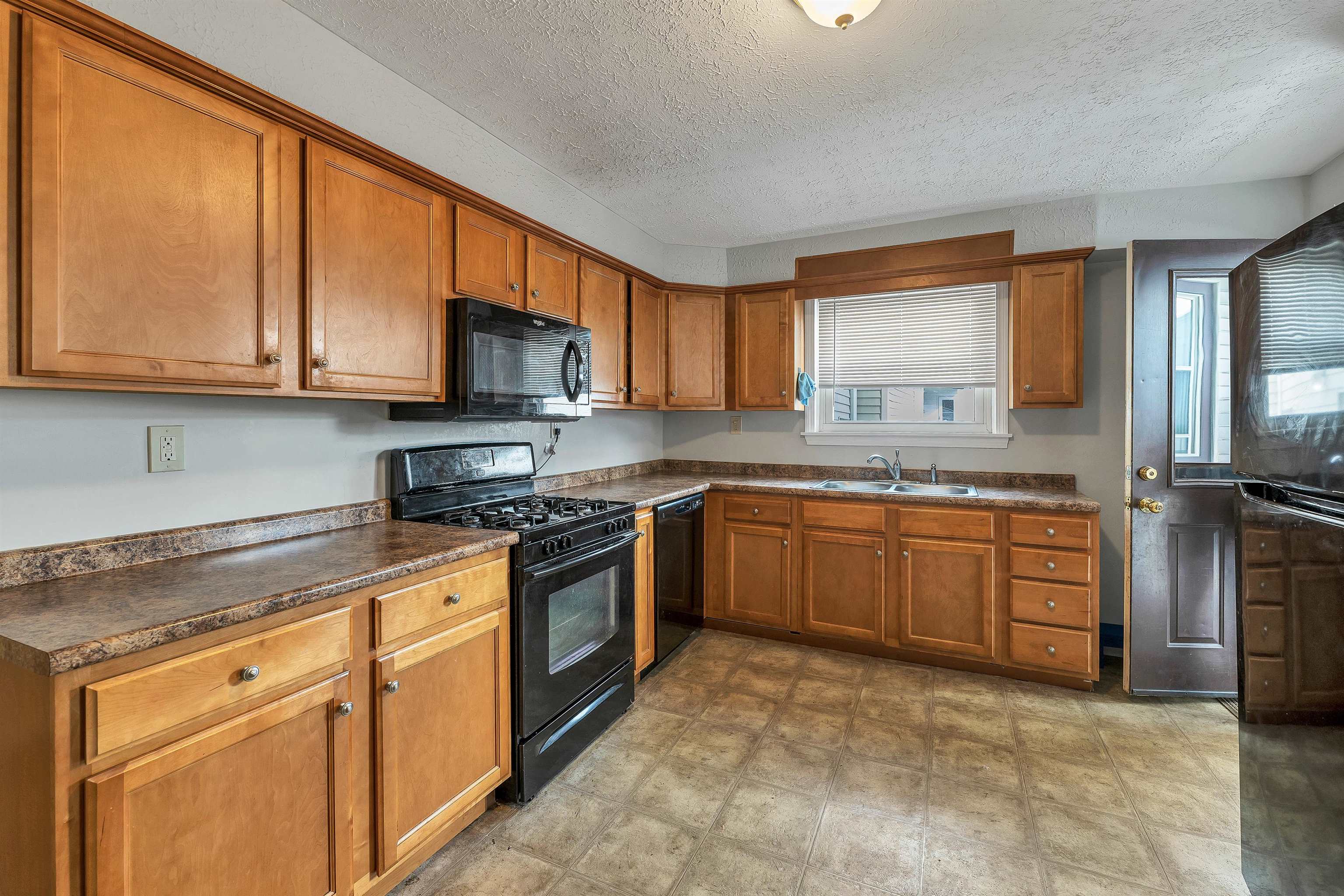 599 Beech Street Manchester, NH 03104 - Photo 8 of 56