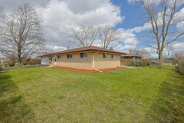 $629,000 | 761 Marshall Drive, Des Plaines, IL 60016