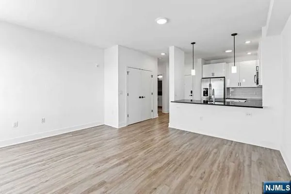 $2,400 | 520 Cliff Street, Unit 307, Fairview, NJ 07022