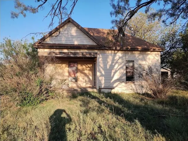 a view of a small yard