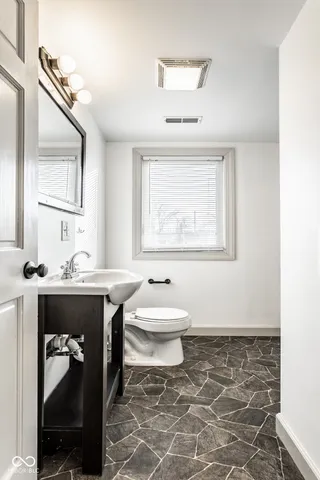 $2,300 | 1253 South East Street, Indianapolis, IN 46203