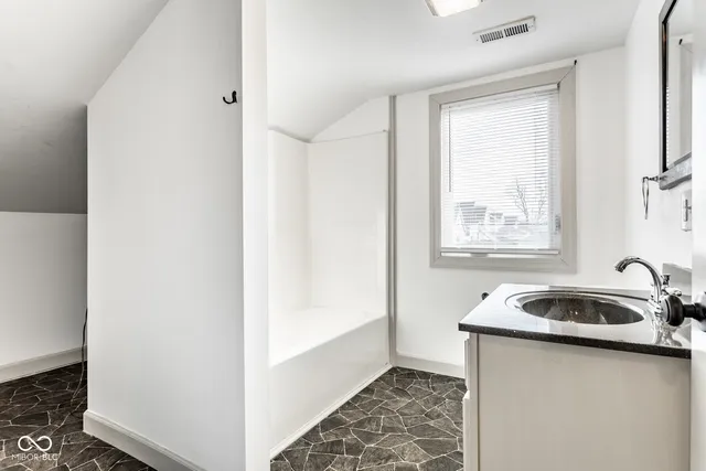 $2,300 | 1253 South East Street, Indianapolis, IN 46203