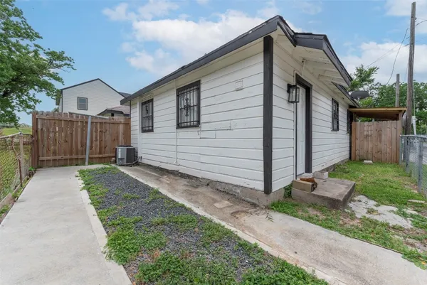 $1,250 | 1209 Cabell Street, Houston, TX 77022