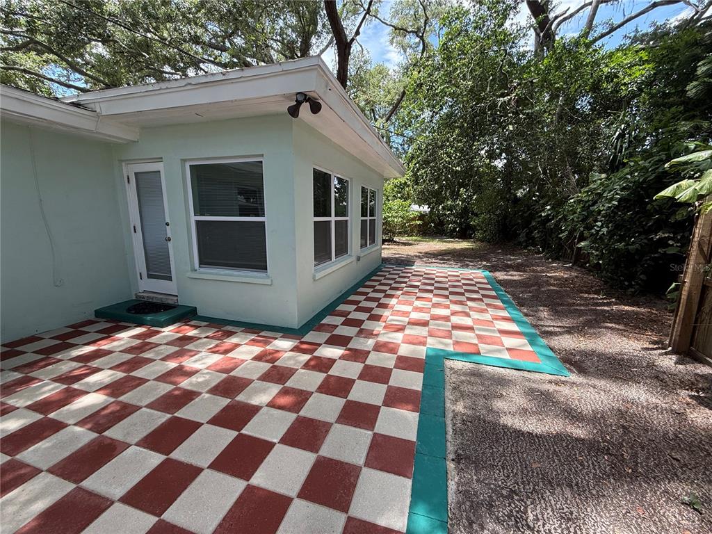 677 Oakwood Drive Dunedin, FL 34698 - Photo 4 of 31