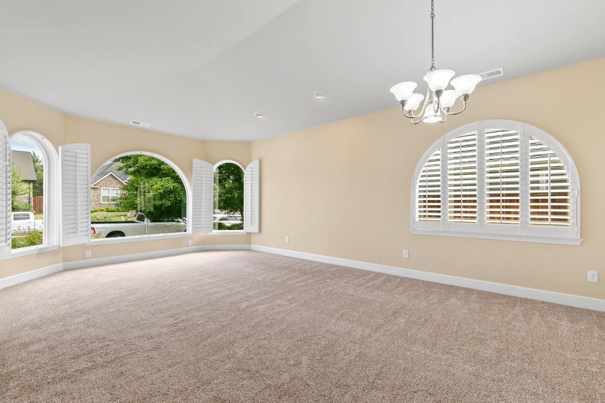 2165 Rabun Way Central Point, OR 97502 - Photo 5 of 28 6-web-or-mls-IMGM4688