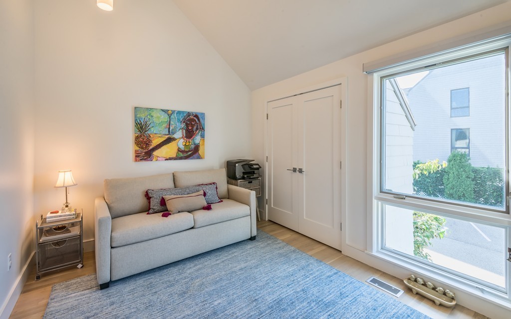 31 Constitution Way, Unit 31 Marblehead, MA 01945 - Photo 20 of 30 a living room with furniture and a window