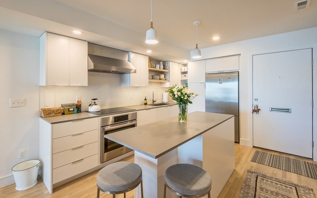 31 Constitution Way, Unit 31 Marblehead, MA 01945 - Photo 9 of 30 a kitchen with a table and chairs