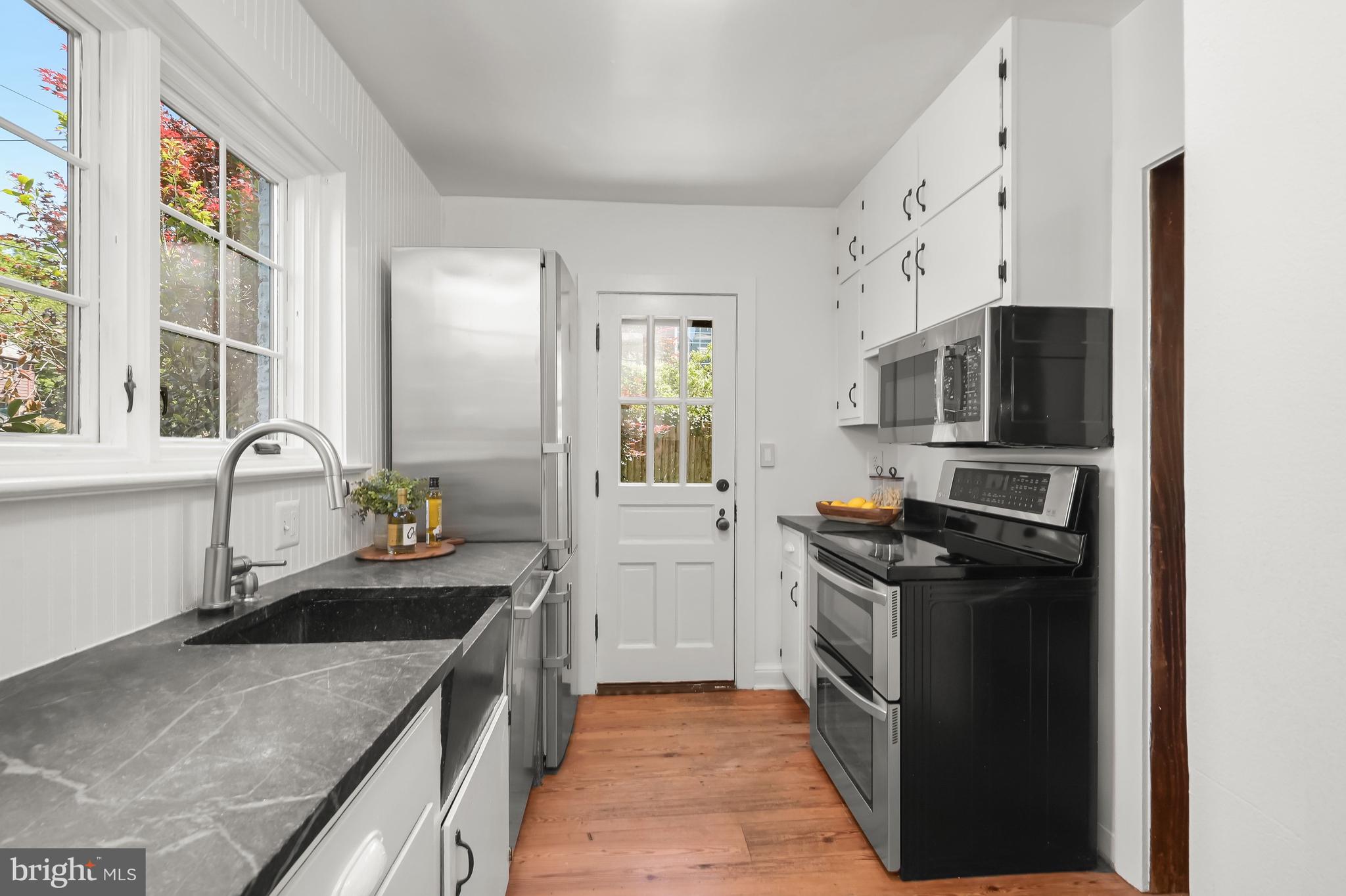 9405 Thornhill Road Silver Spring, MD 20901 - Photo 10 of 34