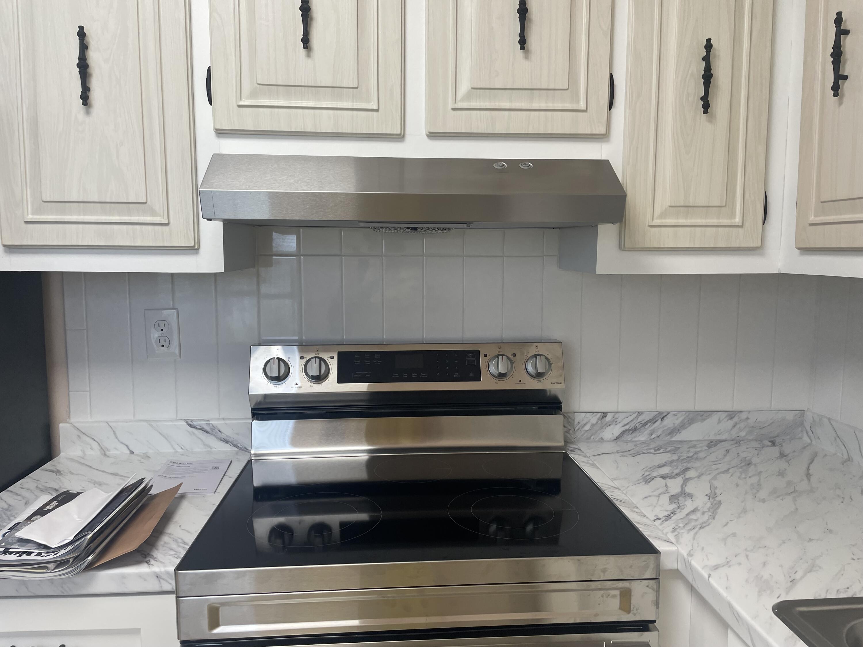 402 Monaco Way, Unit I Delray Beach, FL 33446 - Photo 3 of 25 a stove top oven sitting inside of a kitchen
