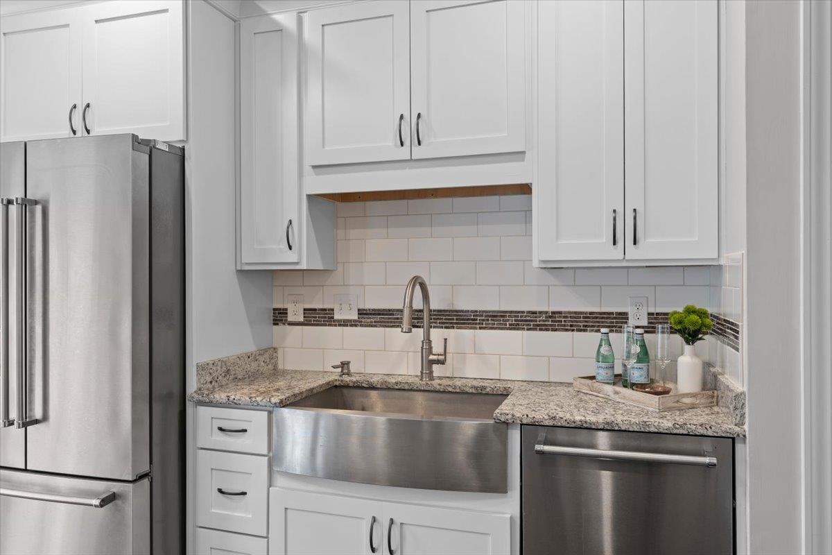 10440 Ansley Cove Collierville, TN 38017 - Photo 15 of 40 a kitchen with granite countertop a sink stove and refrigerator