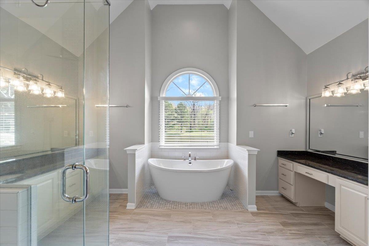 10440 Ansley Cove Collierville, TN 38017 - Photo 22 of 40 a spacious bathroom with a bathtub and a sink