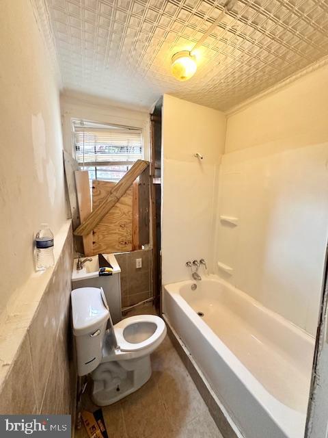 113 North Fulton Avenue Baltimore, MD 21223 - Photo 13 of 26 a bathroom with a toilet a sink and bathtub