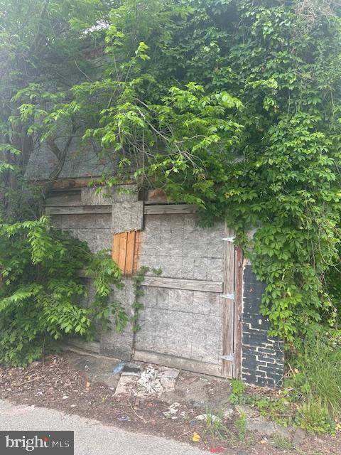 113 North Fulton Avenue Baltimore, MD 21223 - Photo 25 of 26 a backyard of a house with lots of green space