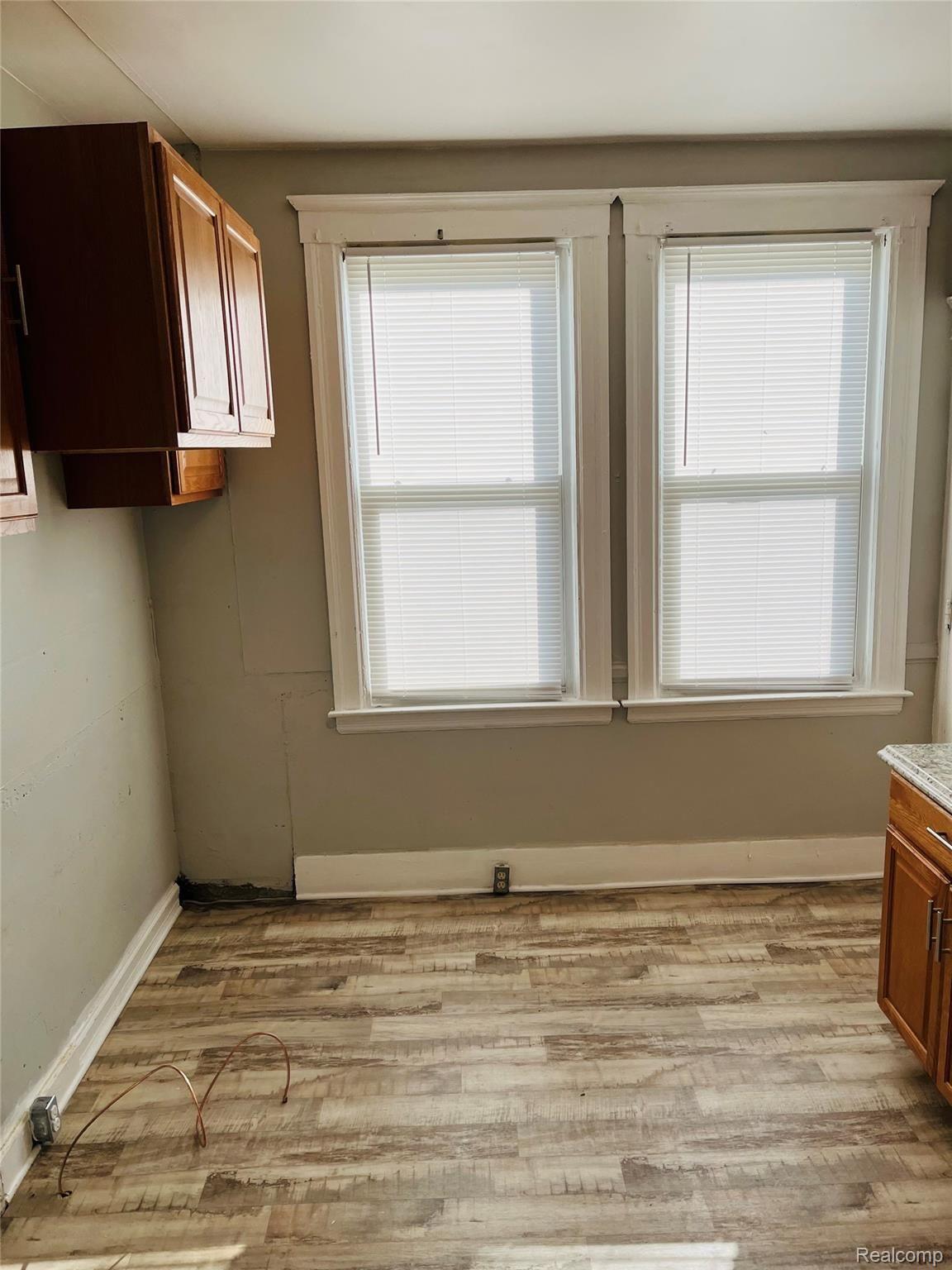 1515 Harding Street Detroit, MI 48214 - Photo 21 of 44 LOWER UNIT KITCHEN