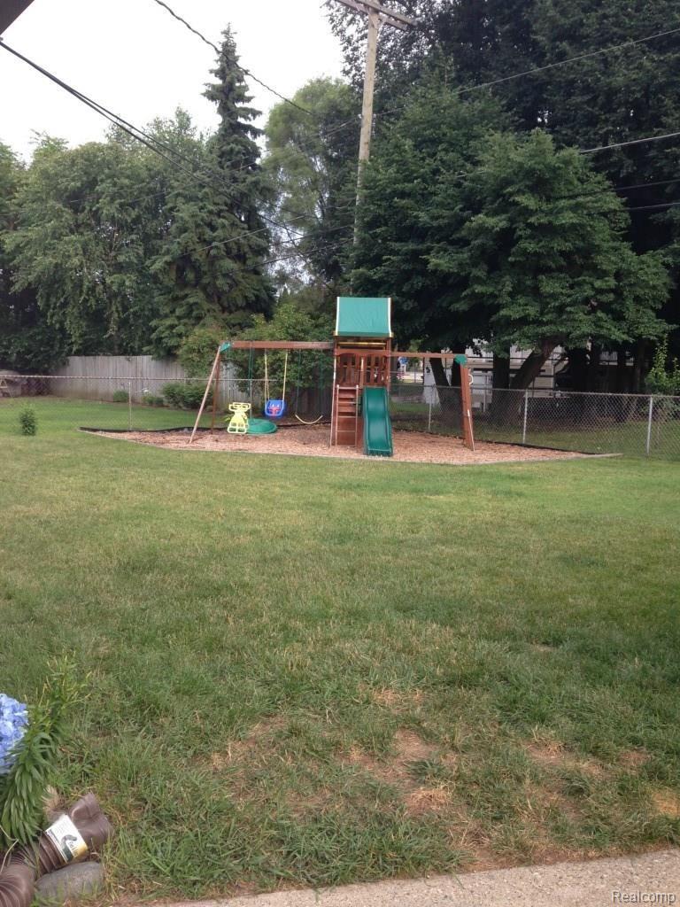 7766 Rauschelbach Street Utica, MI 48317 - Photo 5 of 20 5-Backyard.jpg