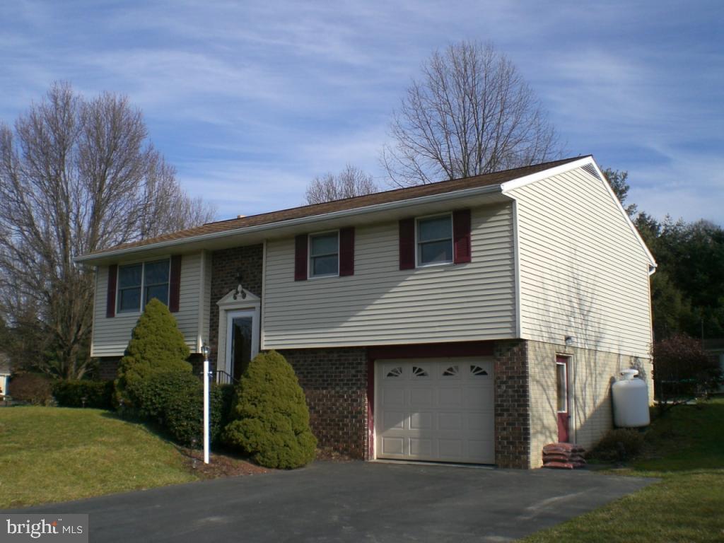 993 Pinetree Way Lancaster, PA 17601 - Photo 1 of 21 Gallery Image 1