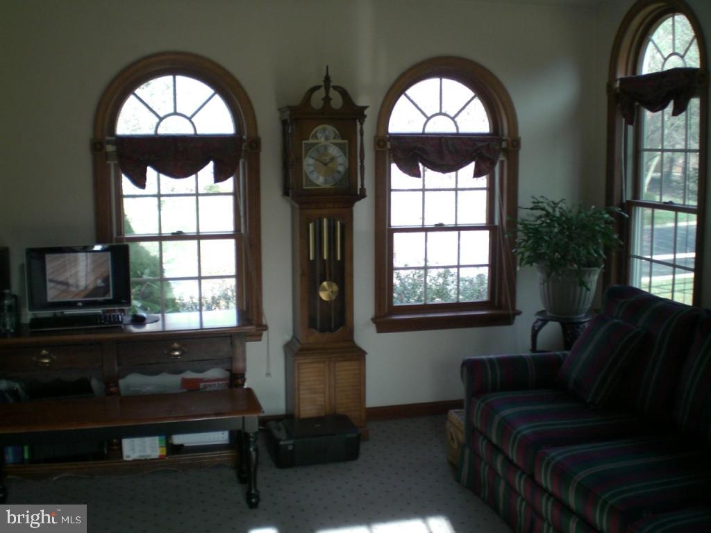 993 Pinetree Way Lancaster, PA 17601 - Photo 3 of 21 Gallery Image 3