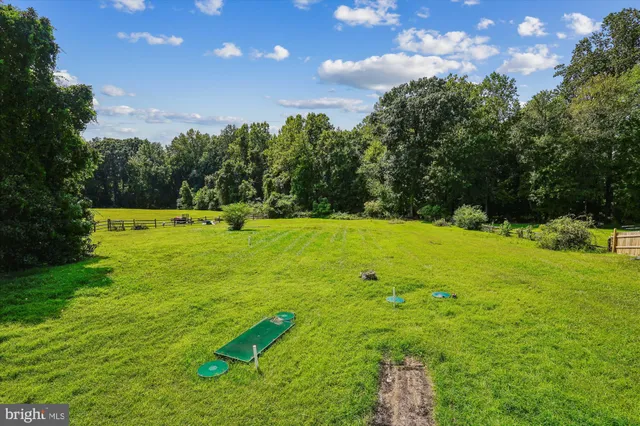 a view of a house with backyard