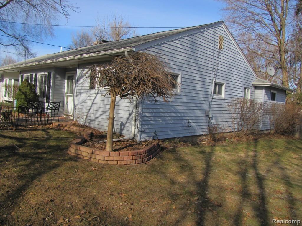 2933 Harvey Street Rochester, MI 48309 - Photo 7 of 38 IMG_5581.jpg