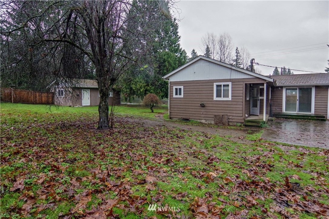 22028 9th Avenue Southeast Bothell, WA 98021 - Photo 4 of 16 a backyard of a house with lots of green space