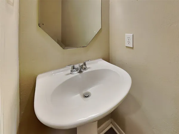 $2,620 | 11911 Lakewood Hills Drive, Tomball, TX 77377