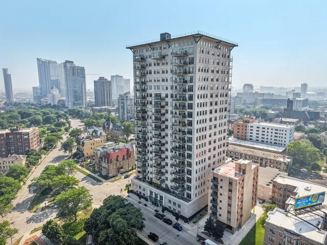 $750,000 | 1313 North Franklin Place, Unit 404, Milwaukee, WI 53202