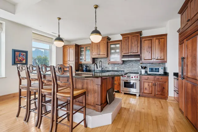 $750,000 | 1313 North Franklin Place, Unit 404, Milwaukee, WI 53202