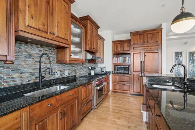 $750,000 | 1313 North Franklin Place, Unit 404, Milwaukee, WI 53202