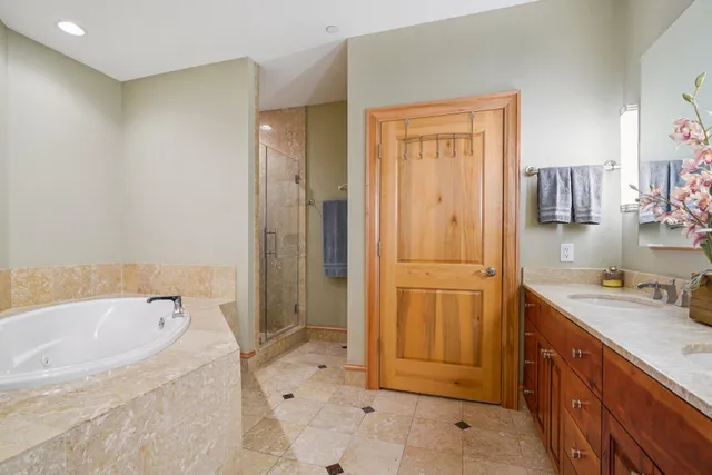 $750,000 | 1313 North Franklin Place, Unit 404, Milwaukee, WI 53202