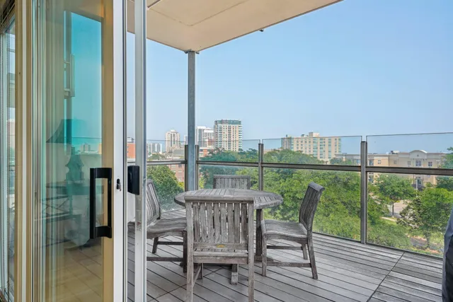 $750,000 | 1313 North Franklin Place, Unit 404, Milwaukee, WI 53202