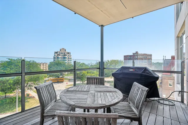 $750,000 | 1313 North Franklin Place, Unit 404, Milwaukee, WI 53202