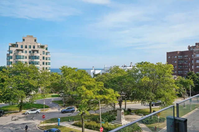 $750,000 | 1313 North Franklin Place, Unit 404, Milwaukee, WI 53202