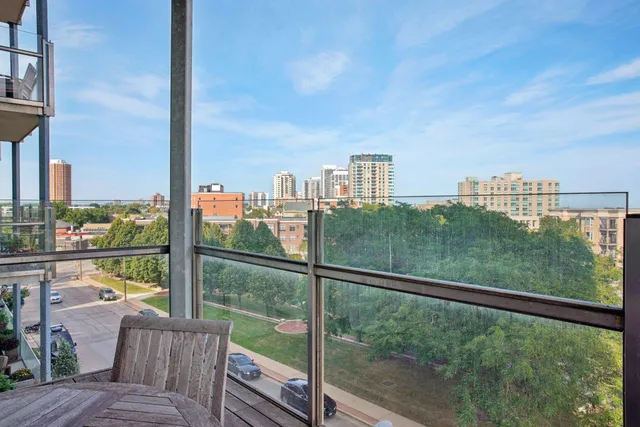 $750,000 | 1313 North Franklin Place, Unit 404, Milwaukee, WI 53202