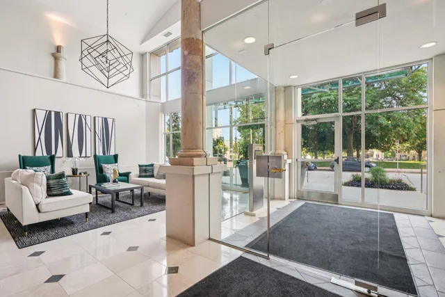 $750,000 | 1313 North Franklin Place, Unit 404, Milwaukee, WI 53202