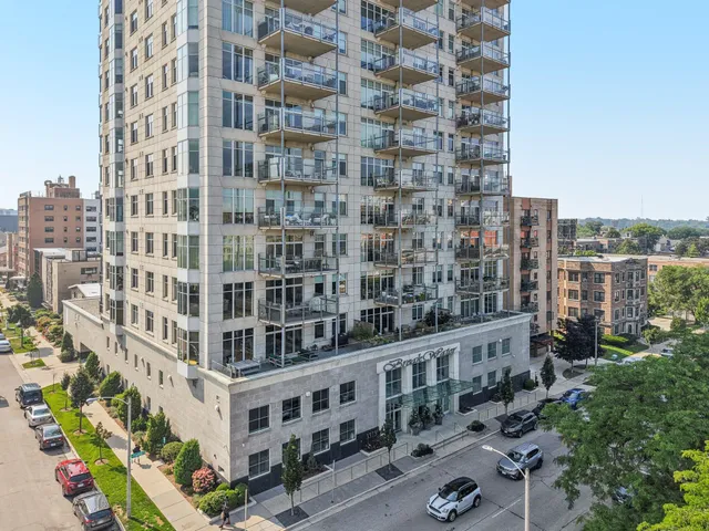 $750,000 | 1313 North Franklin Place, Unit 404, Milwaukee, WI 53202