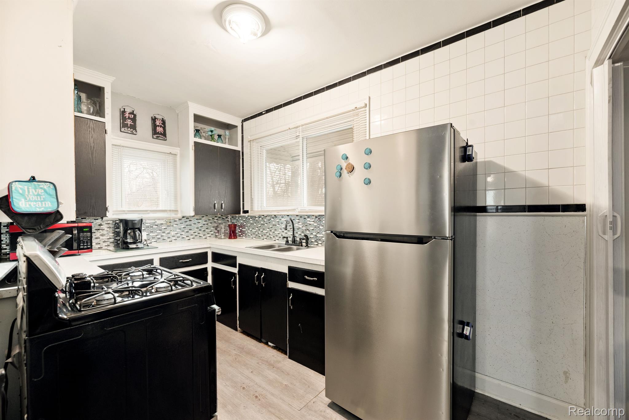 387 Elizabeth Lake Road Pontiac, MI 48341 - Photo 6 of 16 Kitchen