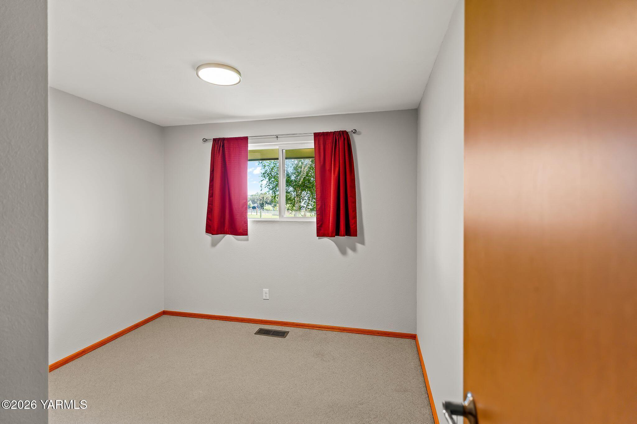 61 North Johnson Road Selah, WA 98942 - Photo 21 of 41 Bedroom 3