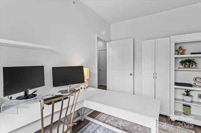 a very nice looking room with a big room