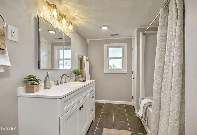 $334,900 | 16106 Lee Highway, Bristol, VA 24202