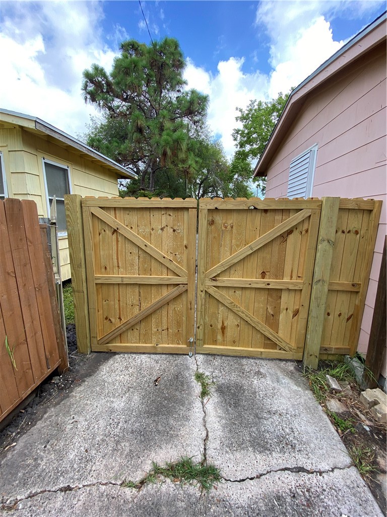 925 Stirman Street Corpus Christi, TX 78411 - Photo 2 of 16