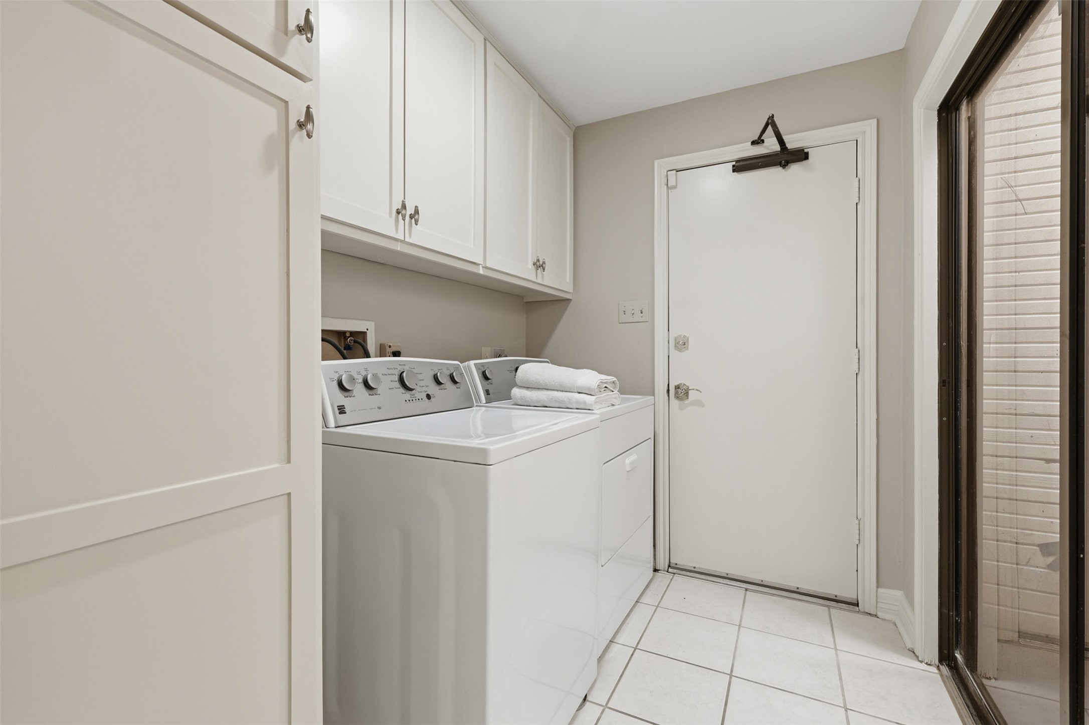 201 Vanderpool Lane, Unit 122 Houston, TX 77024 - Photo 13 of 35 a utility room with cabinets washer and dryer