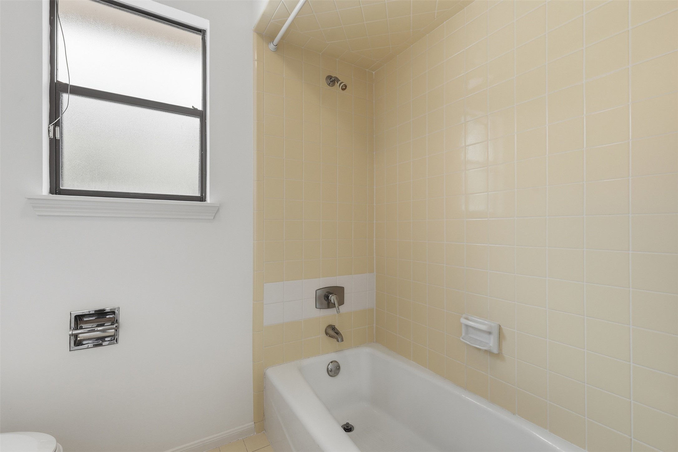 201 Vanderpool Lane, Unit 122 Houston, TX 77024 - Photo 22 of 35 a bathroom with a bathtub