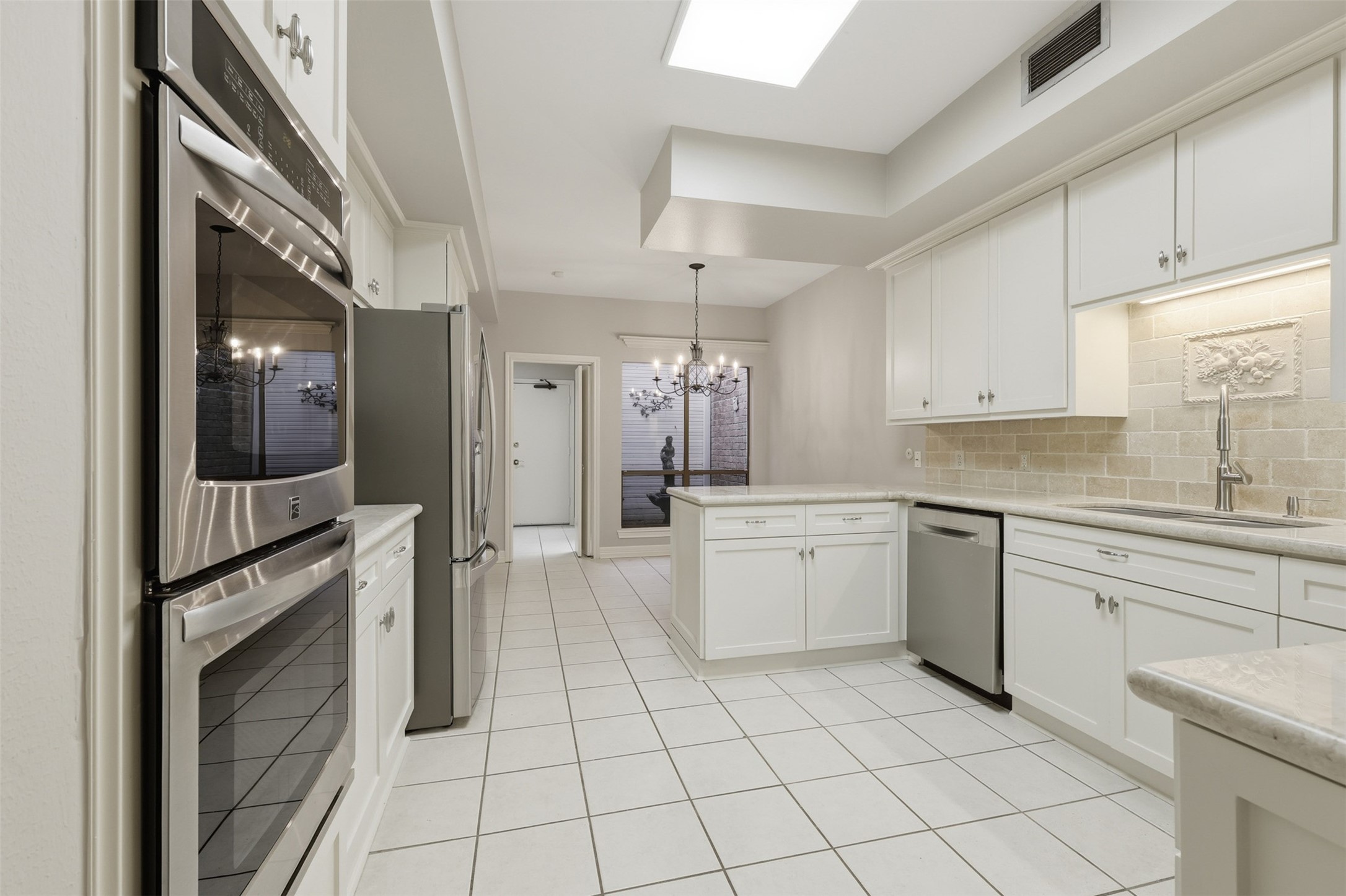 201 Vanderpool Lane, Unit 122 Houston, TX 77024 - Photo 9 of 35 a kitchen with a stove a sink and a refrigerator