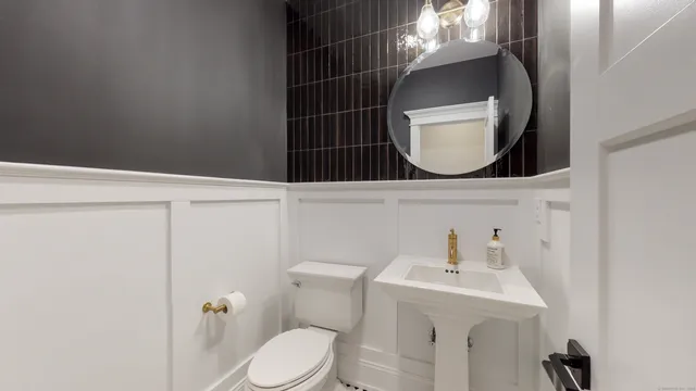 $1,170,000 | 16 Twin Valley Road, East Lyme, CT 06333