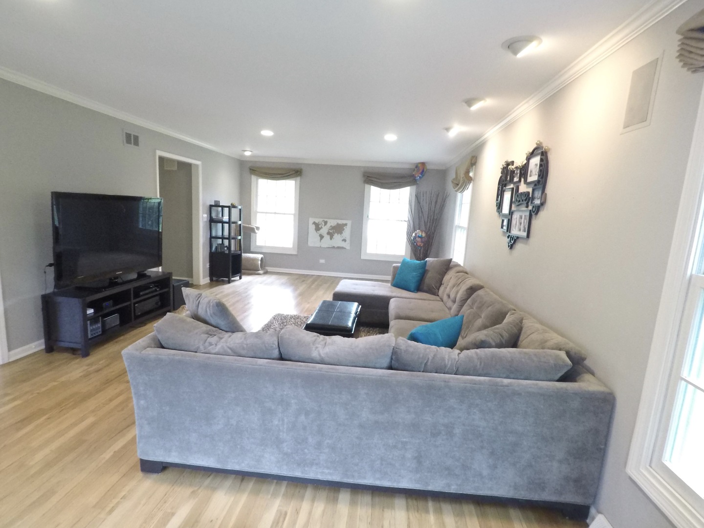 2053 Clover Road Northbrook, IL 60062 - Photo 11 of 28 a living room with furniture and a flat screen tv
